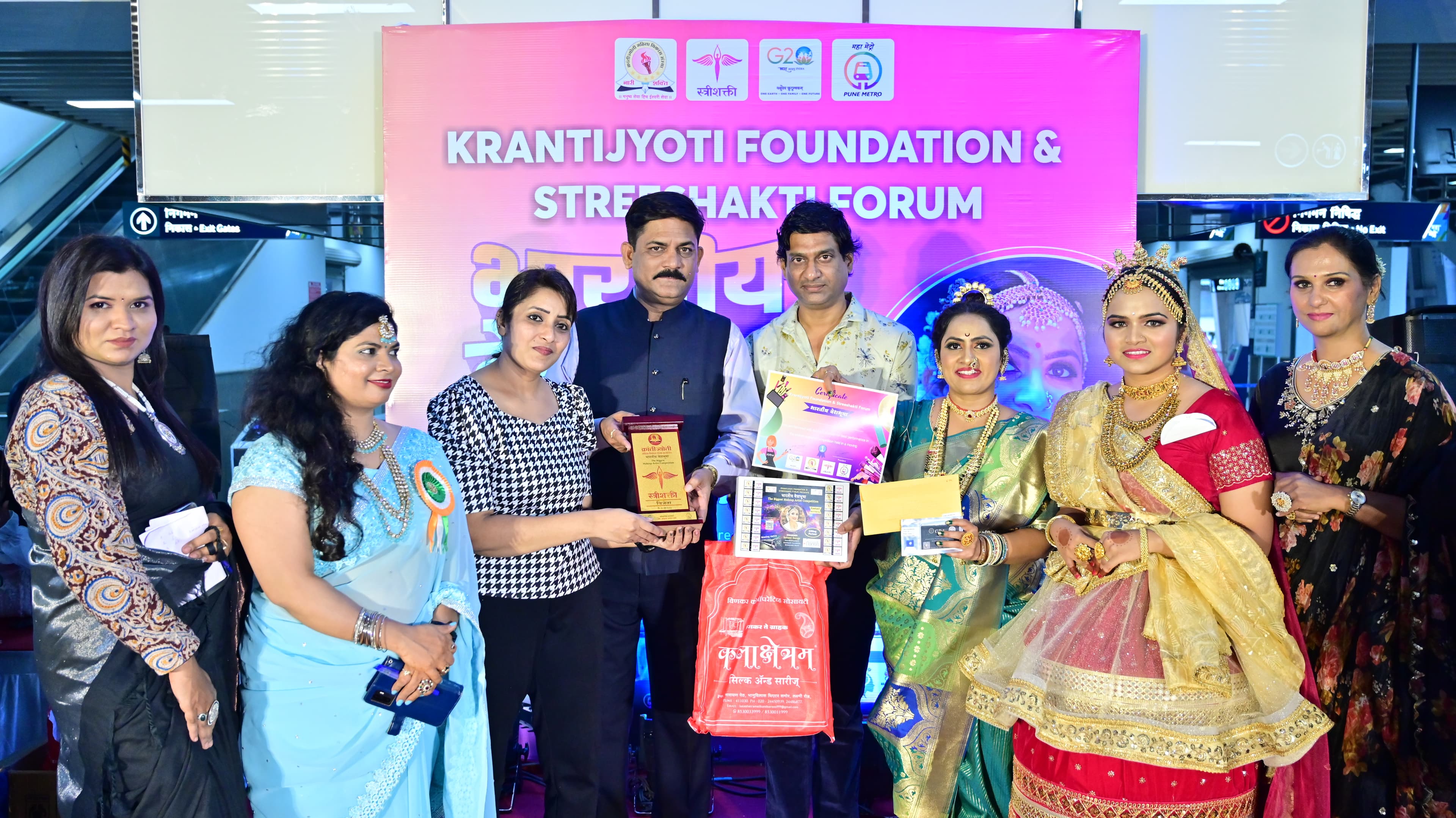 9. Bhartiy Veshbhusha The Biggest Make-up Artist Show Inside A Moving Metro-0