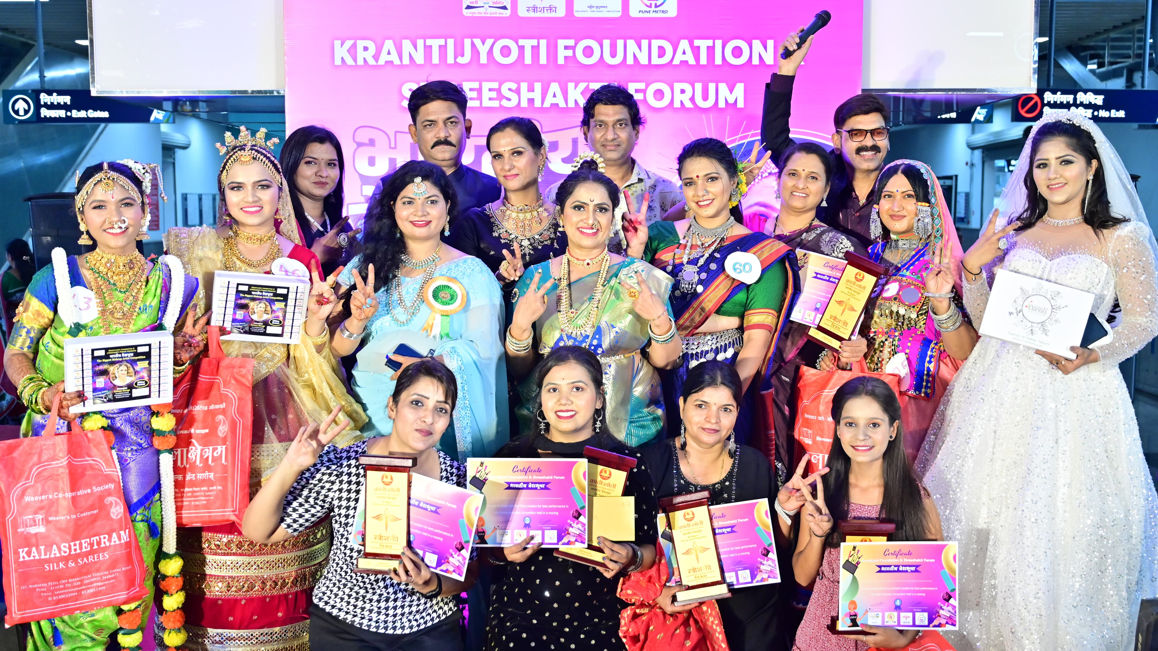 9. Bhartiy Veshbhusha The Biggest Make-up Artist Show Inside A Moving Metro-2