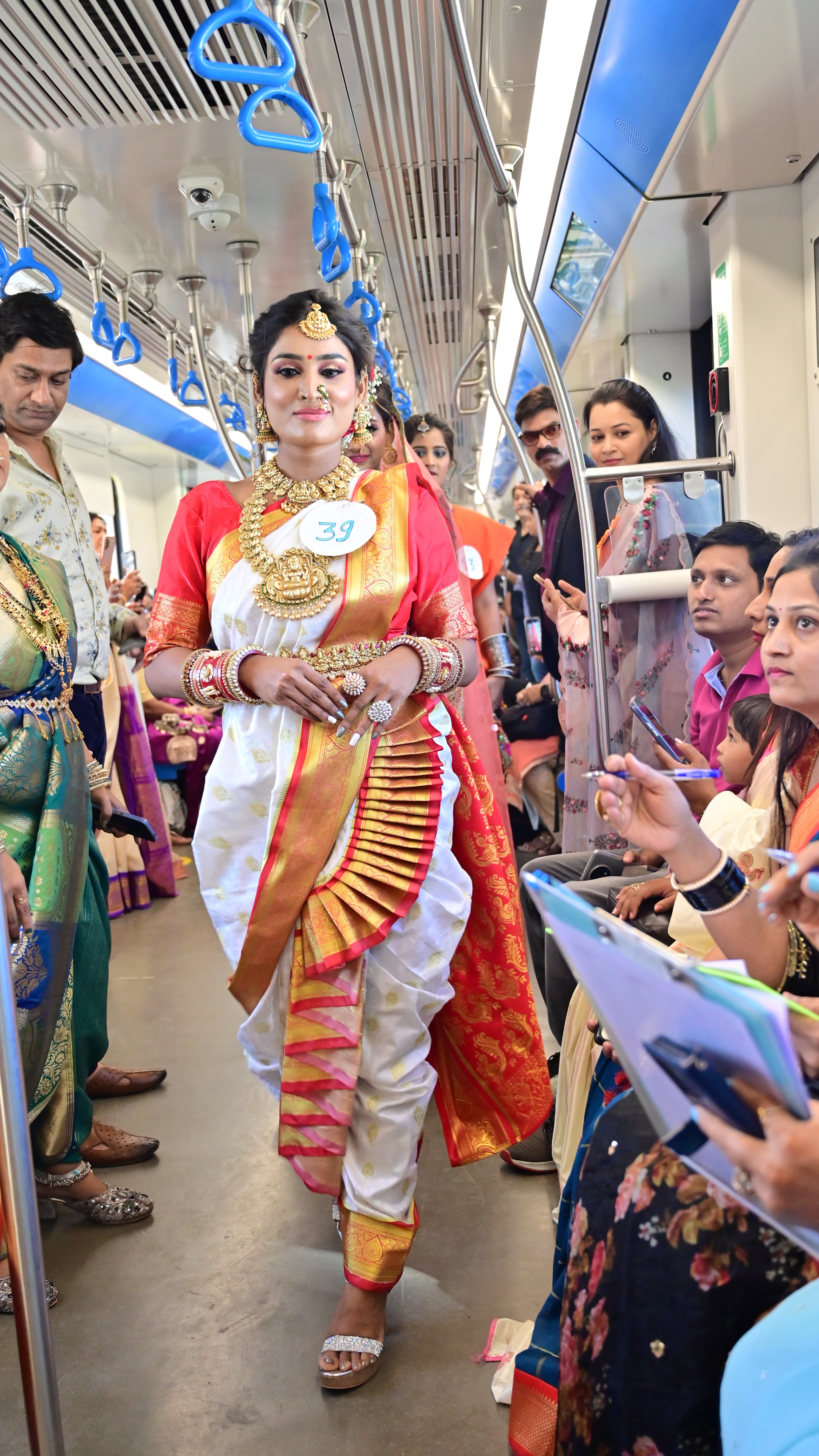 9. Bhartiy Veshbhusha The Biggest Make-up Artist Show Inside A Moving Metro-3