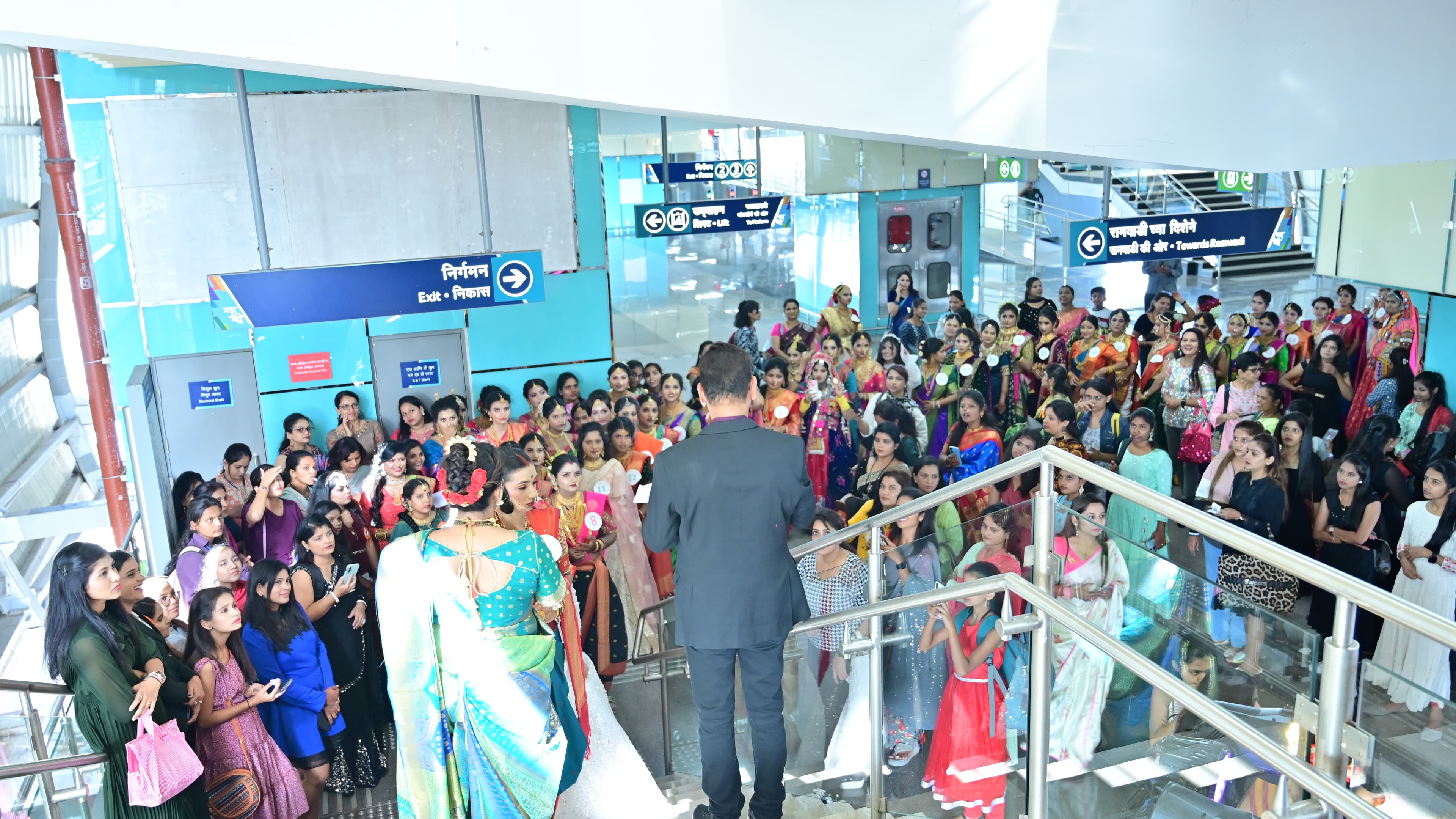 9. Bhartiy Veshbhusha The Biggest Make-up Artist Show Inside A Moving Metro-4